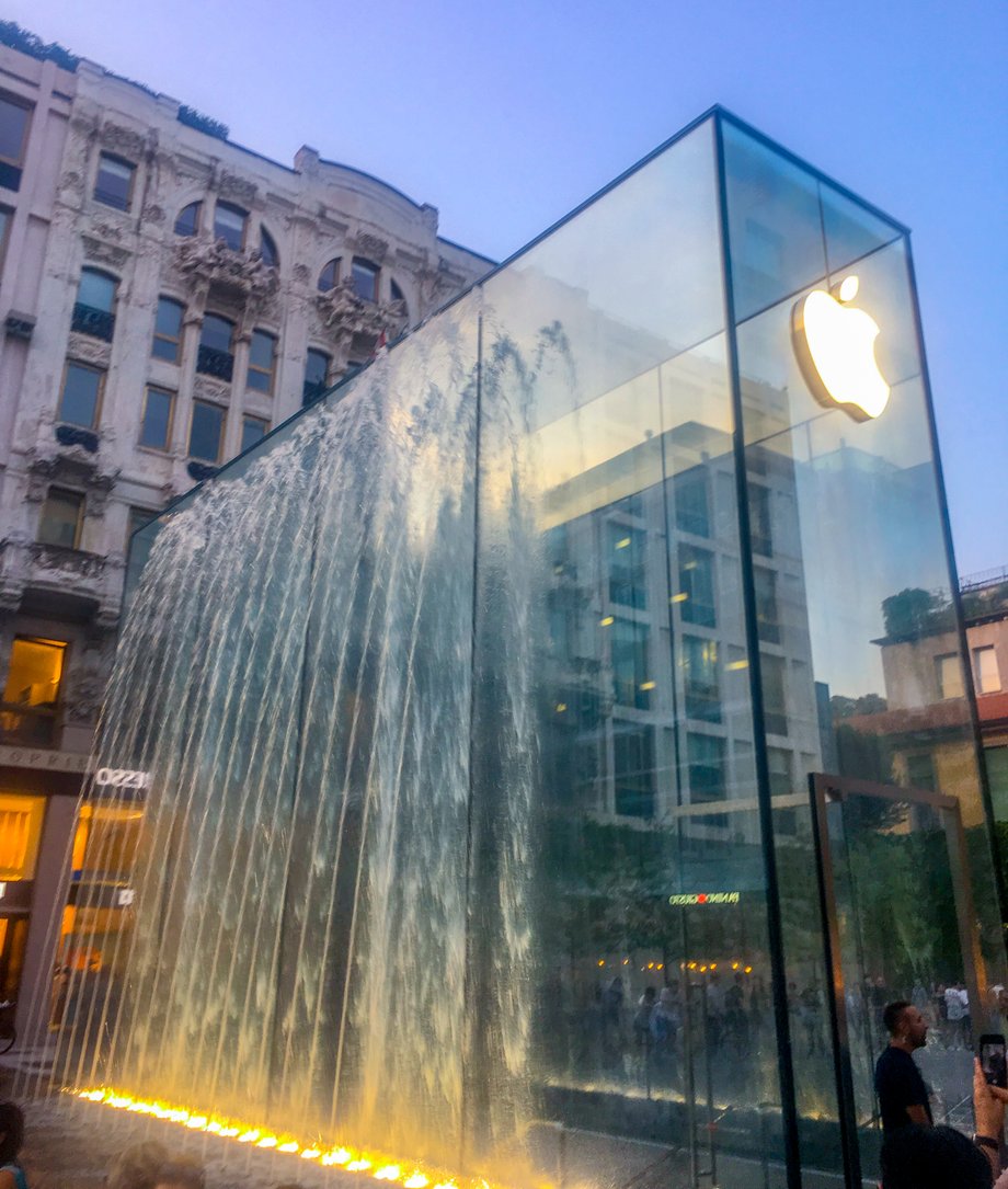 Na placu stanęła szklana bryła podobna do tej, która stoi nad sklepem Apple'a w Nowym Jorku, będąca wejściem do zlokalizowanego pod ziemią sklepu. Przy jej ścianie zainstalowano fontannę, a woda spływa po szklanej konstrukcji. 