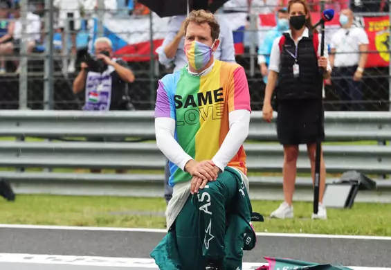 Kierowca Formuły 1 ukarany, bo nie zdjął tęczowej koszulki podczas hymnu