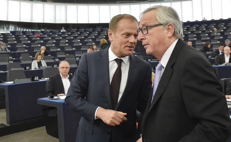 Przewodniczący Rady Europejskiej Donald Tusk i przewodniczący Komisji Europejskiej Jean-Claude Juncker podczas sesji Parlamentu Europejskiego w Strasburgu