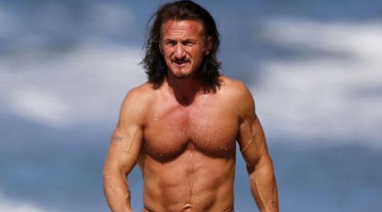 Elképesztő izmait mutogatta Sean Penn