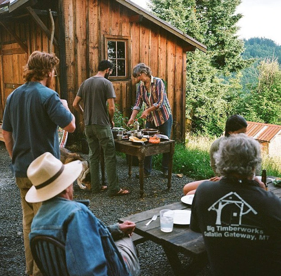 Prijatelji su se okupili da mu pomognu u izgradnji