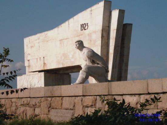 Komunistyczny pomnik upamiętniający powstanie wrześniowe w mieście Pazardżik (domena publiczna).