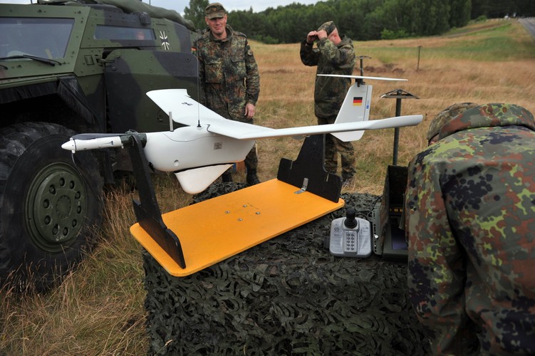 Niemiecki bezzałogowy samolot rozpoznaczy DRON, podczas ćwiczeń SABER STRIKE-15 na Poligonie Drawskim <br><br>fot. (mb/mr) PAP/Marcin Bielecki