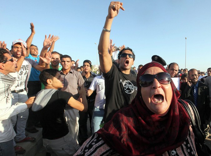 Tłum przed siedzibą policji w Kairze