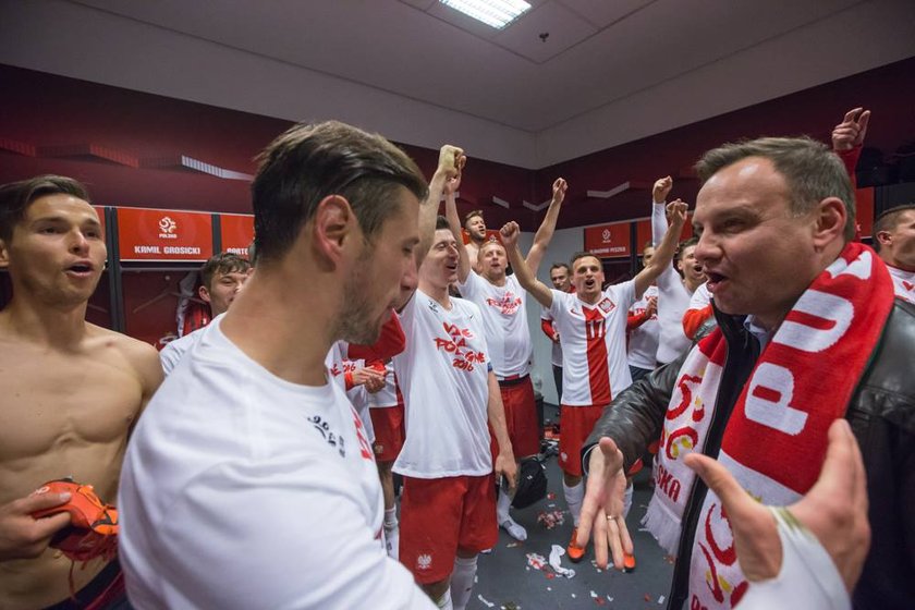 Prezydent po meczu wszedł do szatni rozśpiewanych piłkarzy