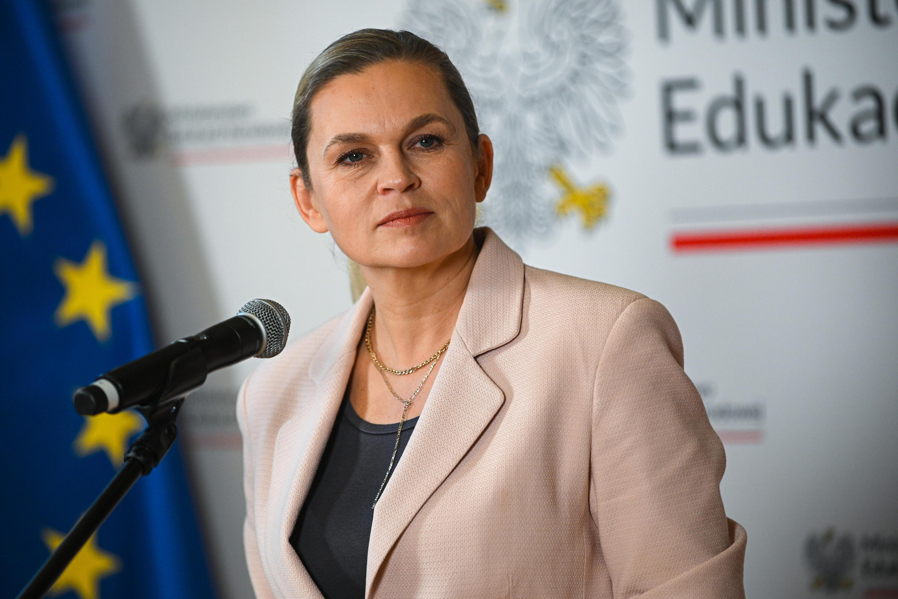 Wyrzuciła krzyż do kosza: Nauczycielka zawieszona, sprawa w prokuraturze