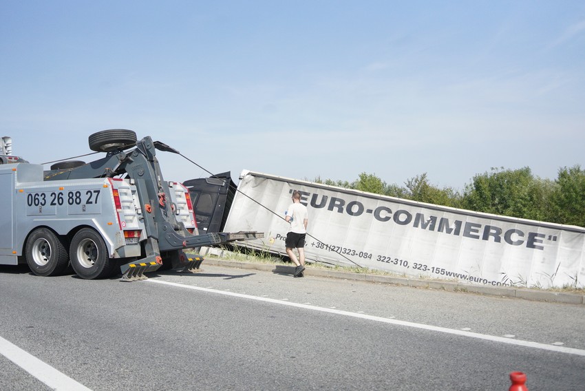 Šleper sleteo s puta, izvlačenje u toku