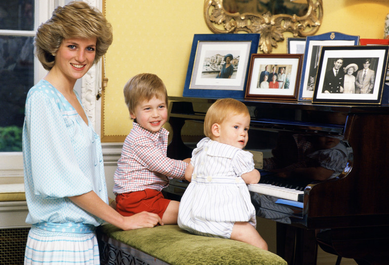 Księżna Diana z synami: księciem Williamem i Harrym