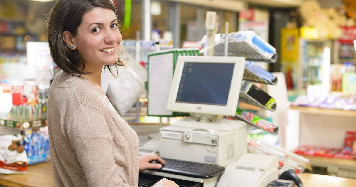 Co miesiąc ekstra 310 zł i inne bonusy. Tyle w tym markecie dorzucają do wypłat