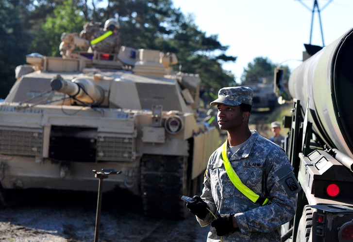 Drawsko Pomorskie (woj. zachodniopomorskie).  Transport amerykańskich czołgów M1 Abrams i transporterów opancerzonych M2A3 Bradley<br><br>(zuz) PAP/Marcin Bielecki