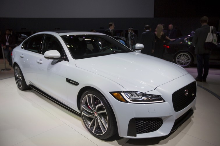 Jaguar XF to konkurent BMW serii 5 i Mercedes-Benz klasy E. Napędzany jest jednostką V6 i 8-biegową automatyczną skrzynią biegów.
<br><br> Fotograf: Michael Nagle / Bloomberg
