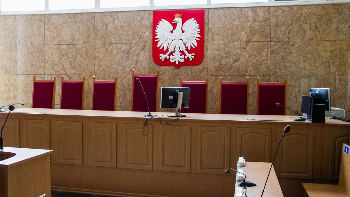 W Kielcach trwa proces 40-latka, któremu prokuratura zarzuca napady w kilku miastach w Polsce. Ostatnio zeznawała w nim kasjerka banku obrabowanego w Radomiu.