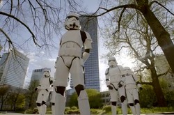 Żołnierze Imperium pląsają na ulicach Warszawy [WIDEO]