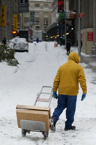 Te anomalie nie przeszkadzają jednak rozgrywkom mistrzowskich meczów na otwartym stadionie futbolu amerykańskiego ligi NFL. Tak jest w Wisconsin, z którego wywodzą się Green Bay Packers. W play - off Pakersi zagrają dziś z San Francisco 49ers. Podczas tego spotkania słupek rtęci wskazywać będzie 24 stopnie poniżej zera. 