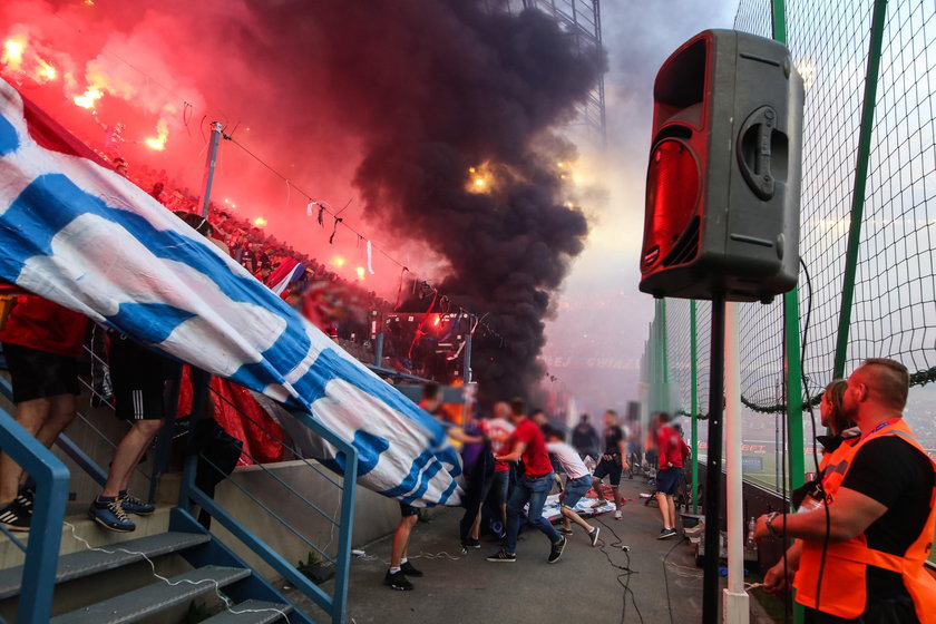 Co za głupota! Polscy chuligani podpalili własny stadion