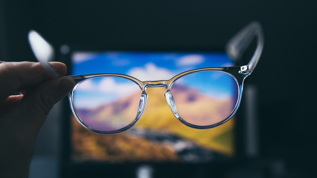 Naočare za plavo svetlo - spas za umorne oči ili zabluda: Dr Bajić objašnjava kako sačuvati vid ispred ekrana