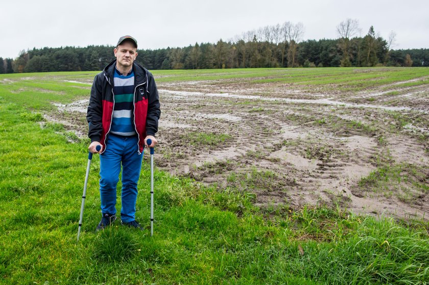 Sąsiad połamał mi koparką nogi