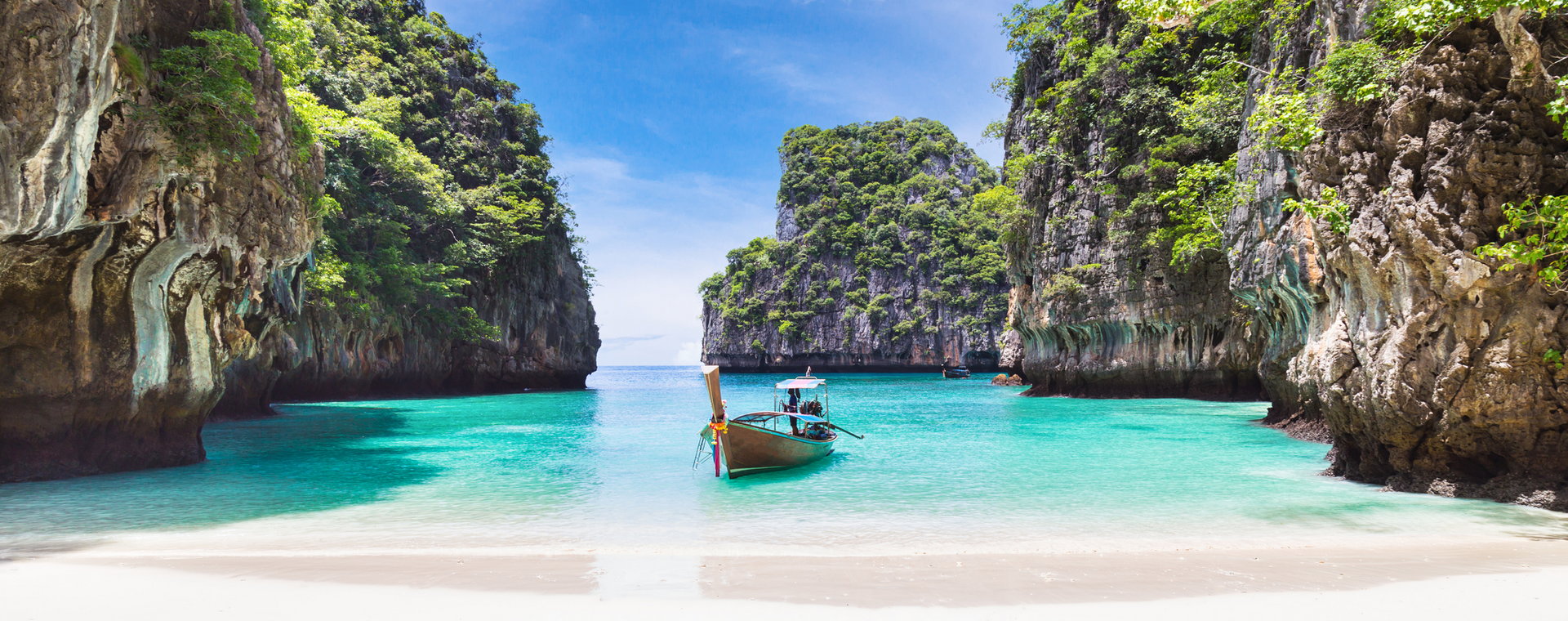 Szukasz miejsca na wakacje życia? W tym artkule znajdziesz świetnie oceniane obiekty na wypoczynek w Tajlandii - wszystkie znajdują się w pobliżu plaż. Na zdjęciu jeden z urokliwych zakątków w prowincji Phuket.