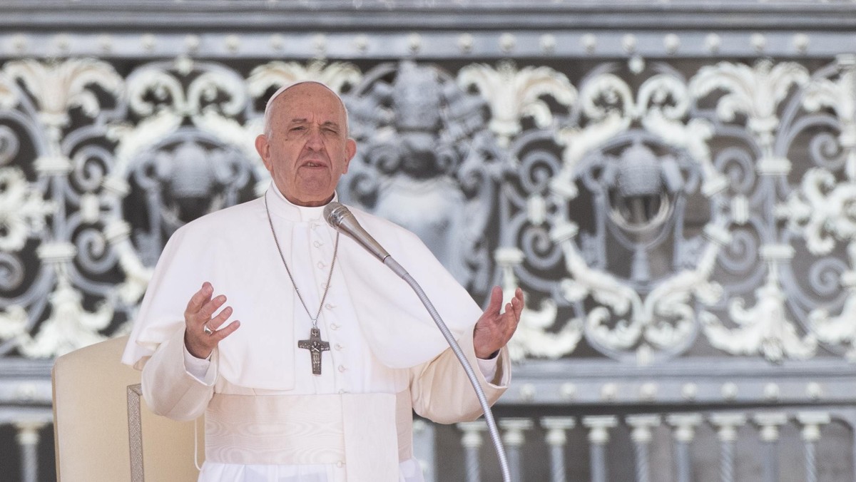 <strong>Papież Franciszek powiedział podczas audiencji generalnej, że Bóg nie wodzi na pokuszenie. - Ojciec nie zastawia pułapek na swoje dzieci - tak tłumaczył swe przekonanie o konieczności zmiany słów w tłumaczeniu modlitwy "Ojcze nasz".</strong>