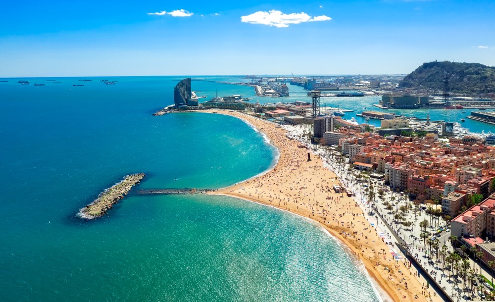 Pláž Barceloneta je najmä počas leta jednou z top lokalít španielskej Barcelony.
