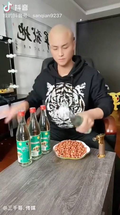 Čínsky influencer v živom prenose vypil fľaše 60 % alkoholu.
