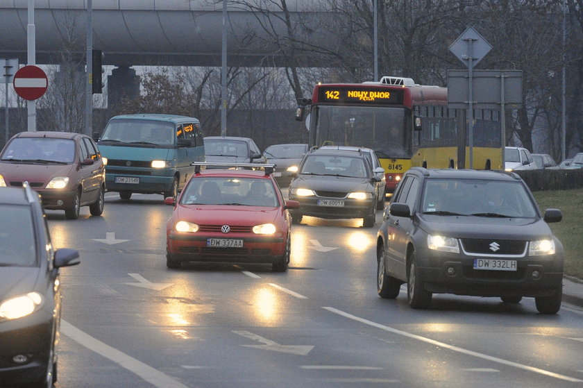 Autobus w korku na Strzegomskiej we Wrocławiu