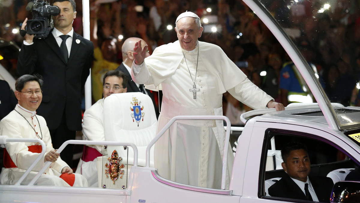 Papież Franciszek powiedział dziennikarzom, że nie można obrażać religii i zabijać w jej imię. Podczas konferencji prasowej na pokładzie samolotu w drodze ze Sri Lanki na Filipiny wyraził opinię, że wolność słowa ma swoje granice. Odnosił się bezpośrednio do ostatniego zamachu na redakcję "Charlie Hebdo".