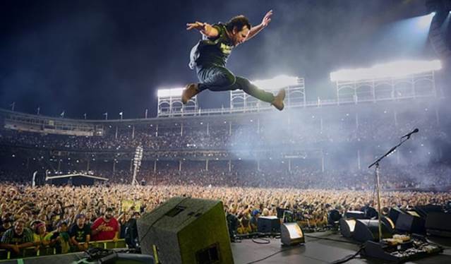 Pearl Jam. Ostatni wielki zespół ze Seattle przyjedzie do naszego kraju 3 lipca 2018 roku. W Krakowie na pewno usłyszmy wielkie przeboje zespołu, który od 1991 roku pokazuje, jak łączyć niepołączalne, czyli być wielką gwiazdą i zachować niezależność.  Bilety: 335 – 375 złotych