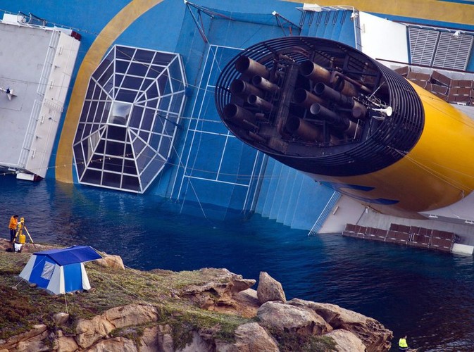 Costa Concordia już niemal tydzień spoczywa na boku u wybrzeży wyspy Giglio