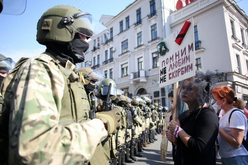 Białoruś: milicja brutalnie pacyfikuje protesty w Mińsku