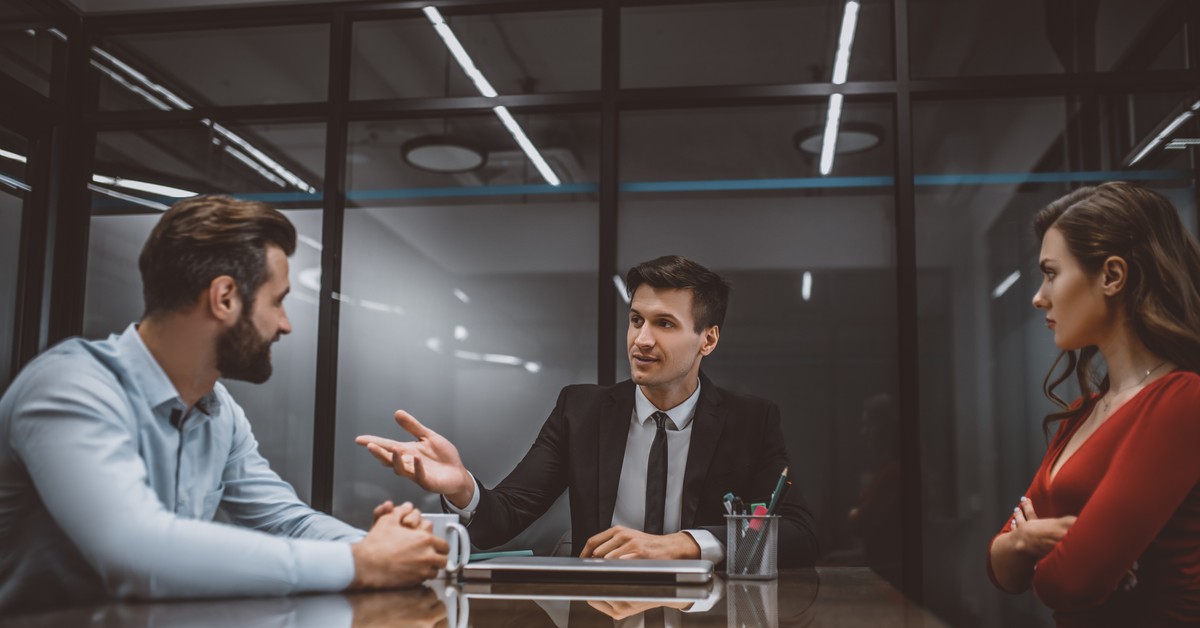 Mediacja czy arbitraż - jak skutecznie rozwiązywać spory poza sądem. Jakie są różnice i korzyści