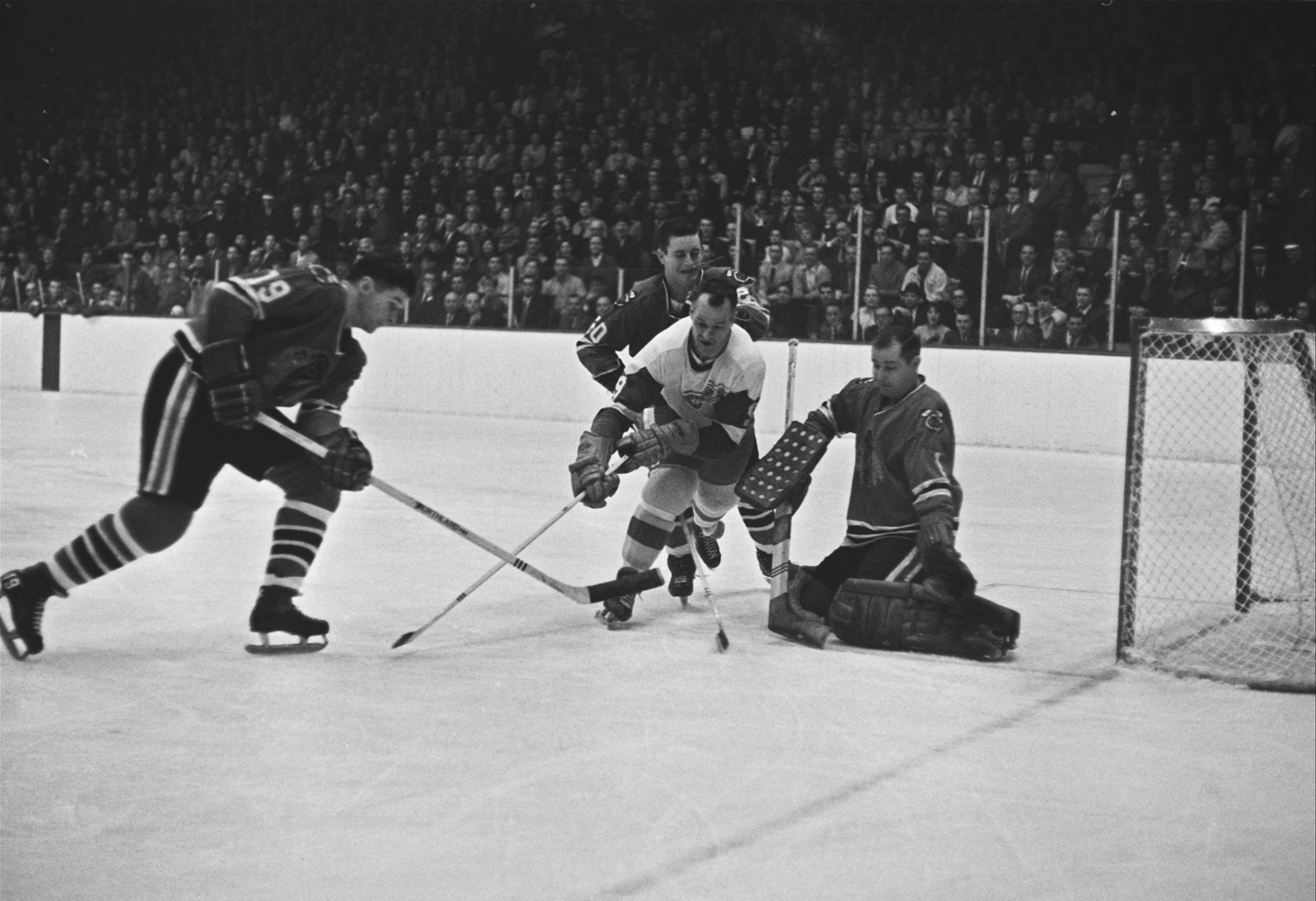 Rok 1966: hokejisti Chicaga Al MacNeil, Doug Jarrett, brankár Glenn Hall a hráč Detroitu Red Wings Gordie Howe.