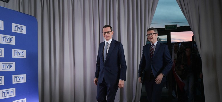 Debata wyborcza TVP. Padło pytanie o wiek emerytalny. Morawiecki przyniósł do studia "prezent" dla Tuska
