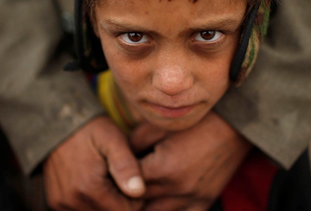 Displaced Iraqis who had fled their homes wait to enter Hammam al-Alil camp south of Mosul