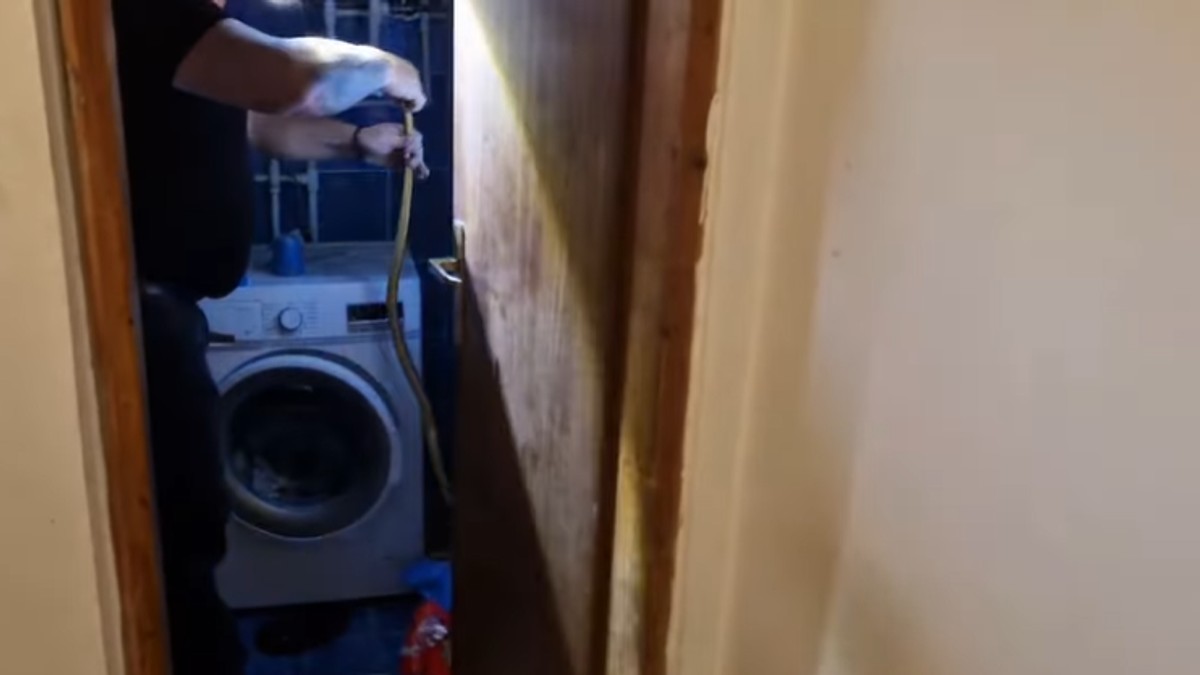 Vladica izveo još jednu uspešnu akciju i uhvatio prilično dugačku zmiju