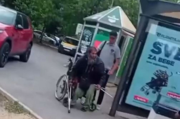 HAOS U BEOGRADU Muškarac ustao iz invalidskih kolica i u punoj snazi potrčao, a zatim počeo štakama da tuče prolaznika nasred ulice (VIDEO)