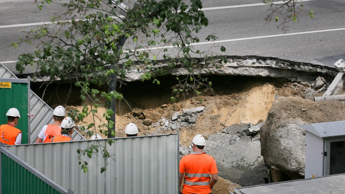 Trwa ustalanie, co było przyczyną zapadnięcia się jezdni ul. Targowej na warszawskiej Pradze, tuż przy placu budowy metra. – Mogła to być soczewka wodna lub pustka powstała przez rozluźnienie gruntu – mówi Onetowi Mateusz Witczyński, rzecznik wykonawcy II linii podziemnej kolejki. Część Targowej ma zostać otwarta w środę.