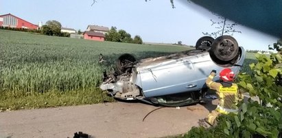 Auto dachowało. W kabinie krew. Kiedy na miejsce przyjechali ratownicy, oniemieli. Tego się nie spodziewali