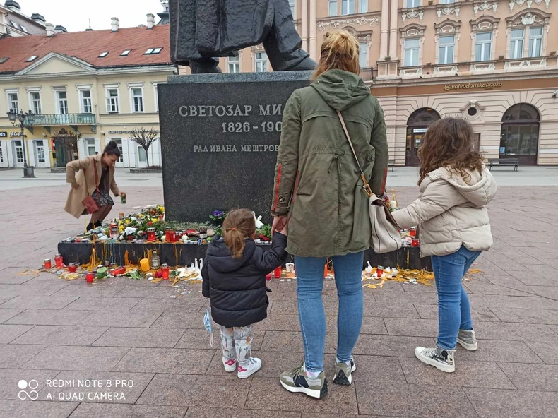 Novosađani se i danas opraštaju od voljenog Balaševića