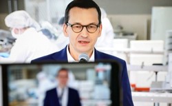 Premier zabiera głos w sprawie utworu Kazika i broni prezesa PiS