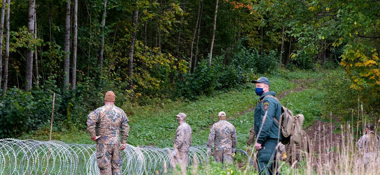 Niespokojnie na granicy z Białorusią. Szef MSW Łotwy: Strażnicy graniczni coraz częściej muszą stosować broń