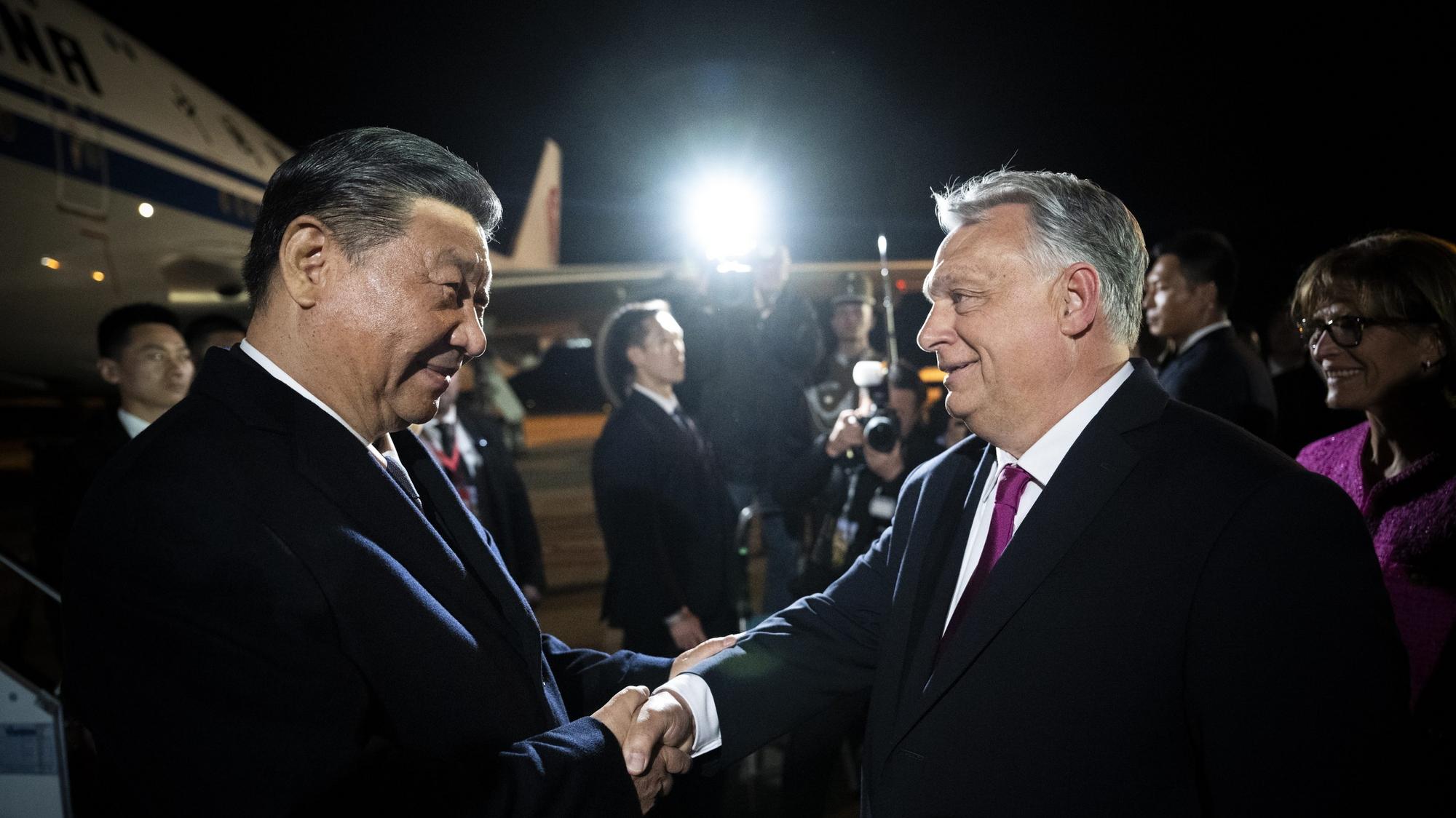 Čínsky prezident Si Ťin-pching si podáva ruku s maďarským premiérom Viktorom Orbánom počas návštevy Maďarska.