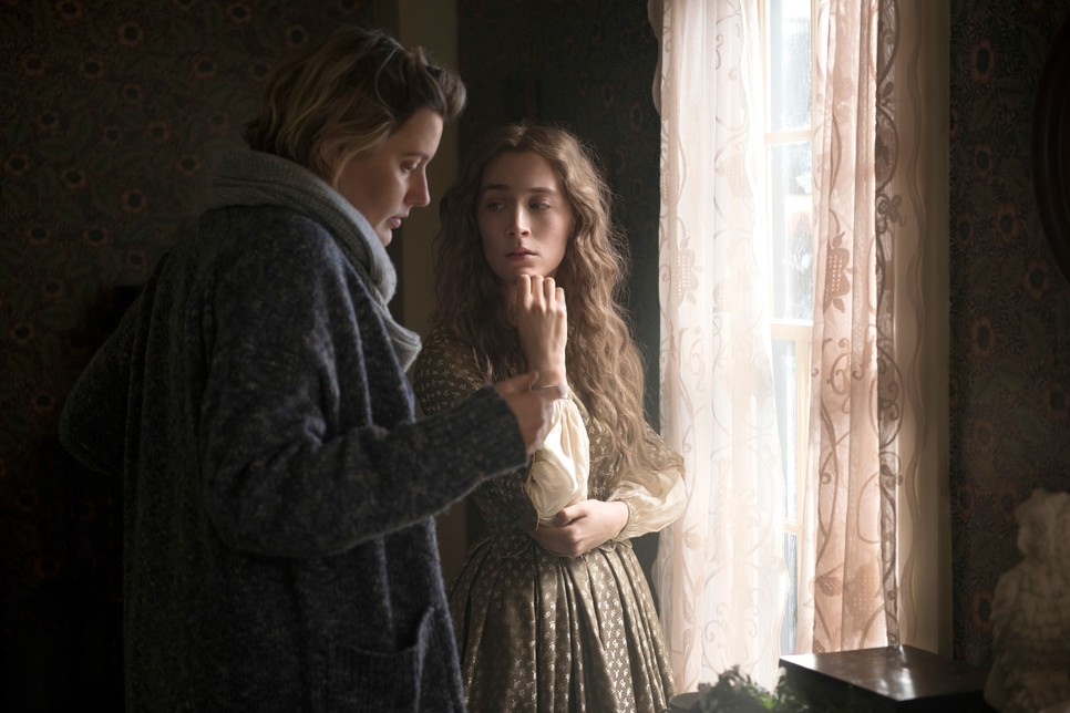 A színfalak mögött Greta Gerwig és Saoirse Ronan a Kisasszonyok c. film forgatásán, 2019-ben