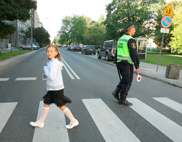 Warszawa. Dodatkowe patrole policji i straży miejskiej pilnują przejść dla pieszych w okolicach szkół