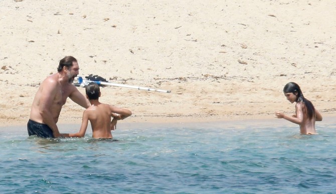 Popularni par često provodi vreme sa decom na plaži, ali su im društvene mreže zabranjene do 16 godine