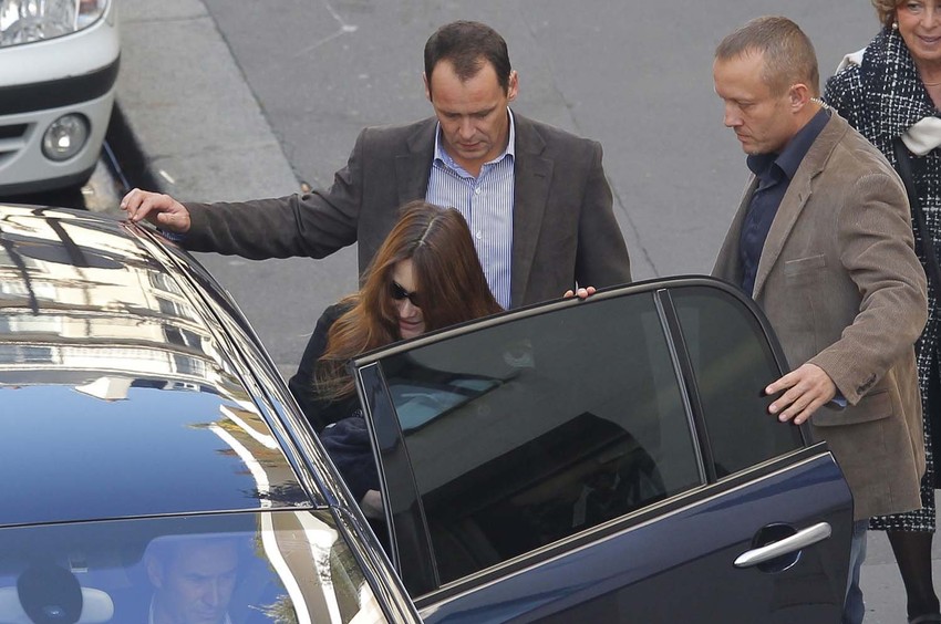 Karla se zamaskirala crnim naočarima za sunce