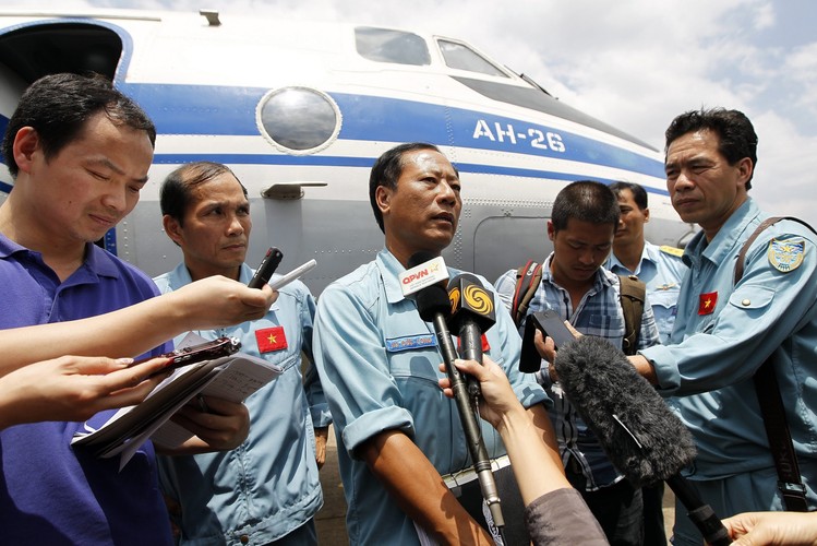 14 marca. Wietnamski pilot Vu Duc Long odpowiada na pytania o akcję poszukiwania zaginionego boeinga. Wietnam bierze czynny udział w poszukiwaniu zaginionej maszyny, z którą kontakt stracono w trakcie lotu 8 marca 2014 roku.