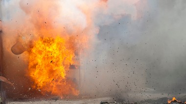 zmasowany atak rosji na kijów. ranni cywile i pożar wieżowca