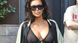 Kim Kardashian w prześwitującym gorsecie i klapkach