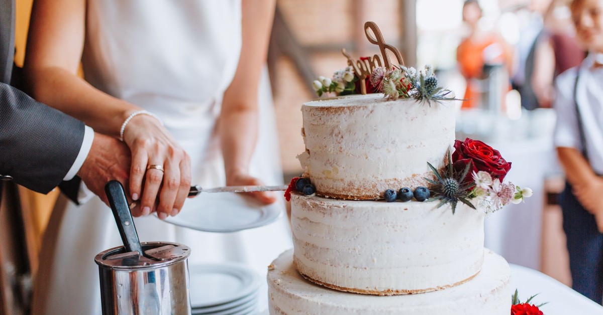 Coraz więcej pustych krzeseł na weselach. Co powstrzymuje Polaków przed świętowaniem? [BADANIE]